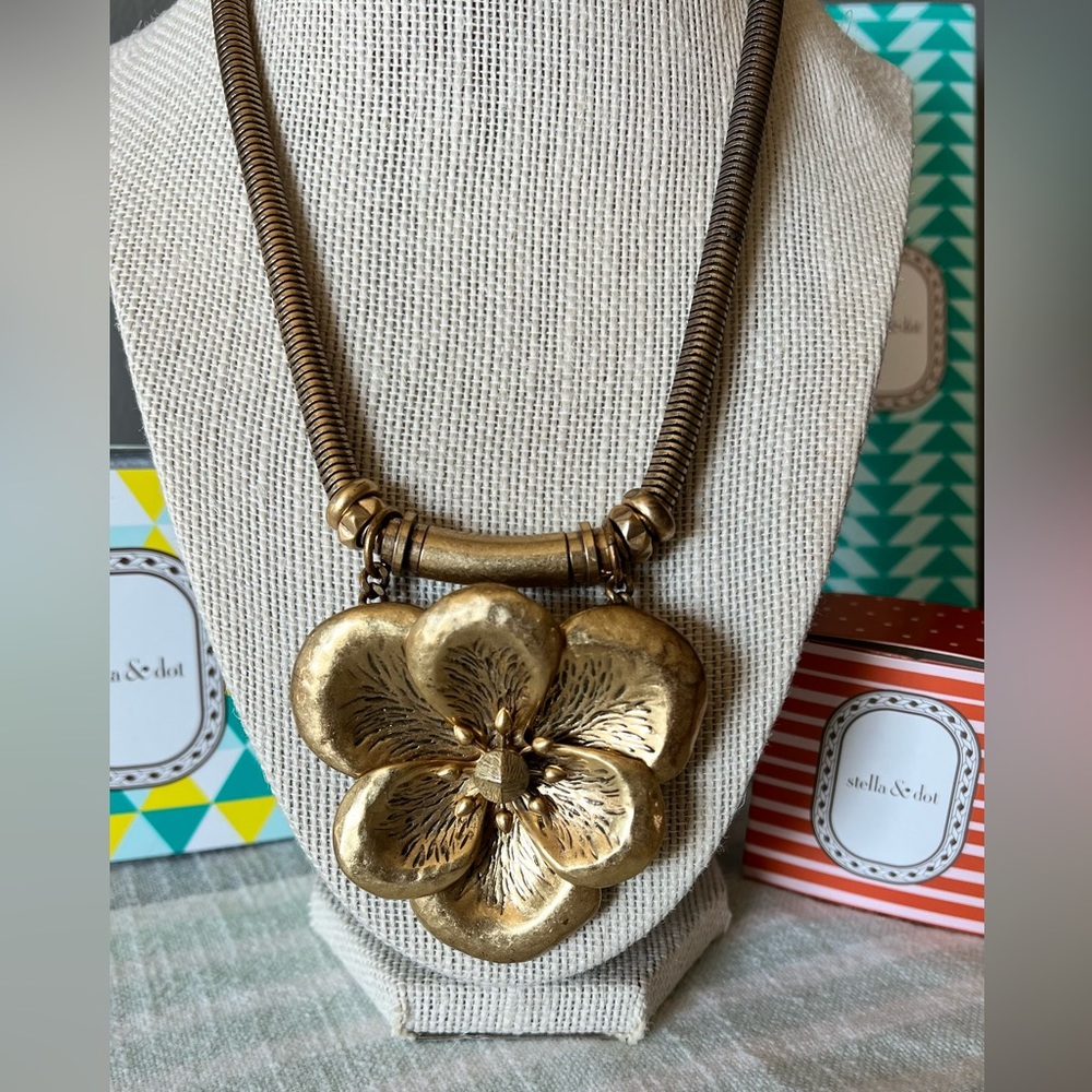 Stella & Dot gold necklace